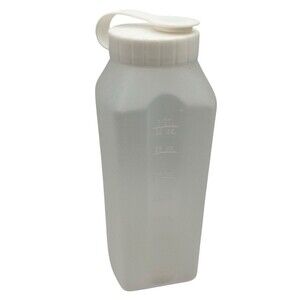 Rubbermaid Servin Saver 1 Qt Drink Storage Bottle with White Pop Open Lid 2467